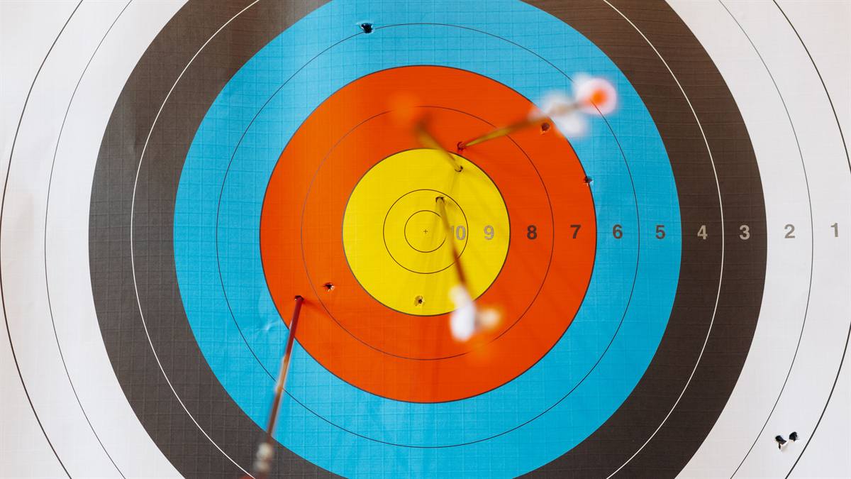 An arrow in the centre of an archery target